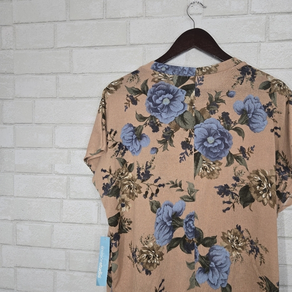 envision studio NWT floral tee - Picture 11 of 13